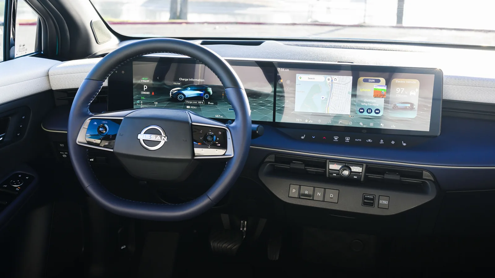 Planche de bord d'une Nissan LEAF vue du siège conducteur : volant à deux branches et deux écrans de 12,3 pouces côte à côte